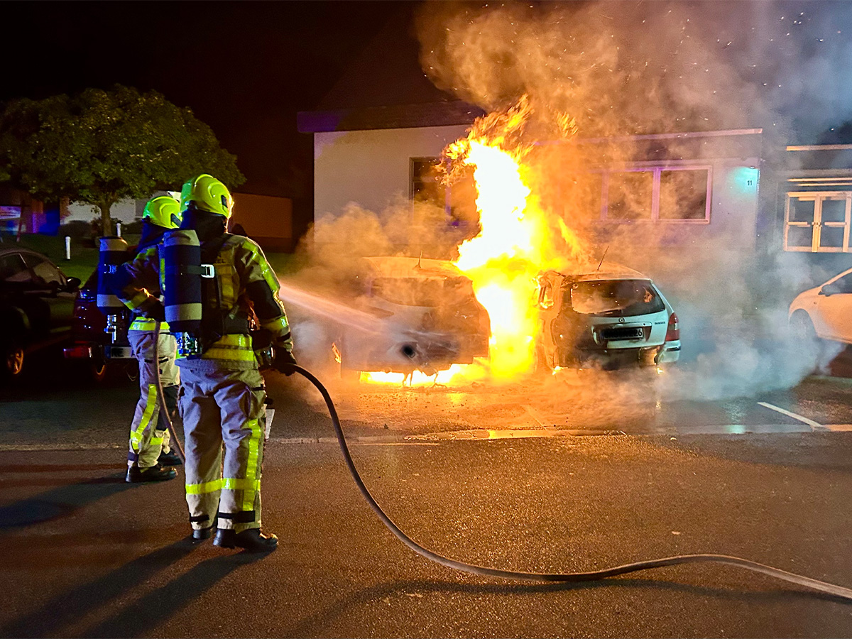 Zwei Fahrzeuge brennen in der Weimarer Straße