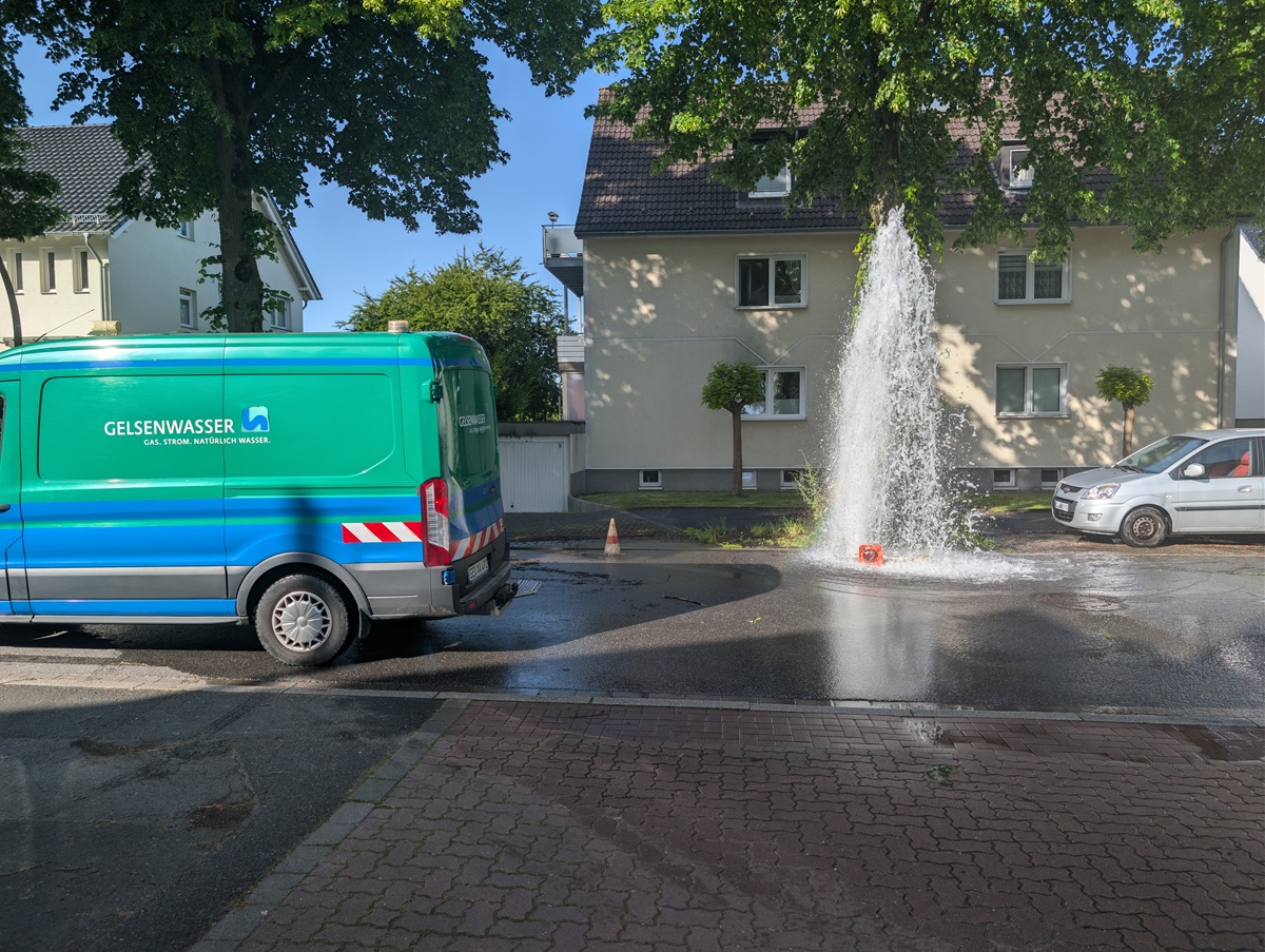 Hydrant umgefahren: Wasserfontäne auf der Bladenhorster Straße