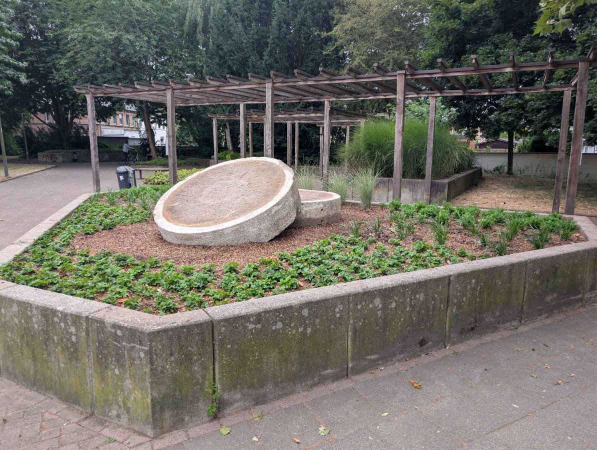 Hochbeet am Ickerner Knoten verbindet Natur mit Kunst und Geschichte