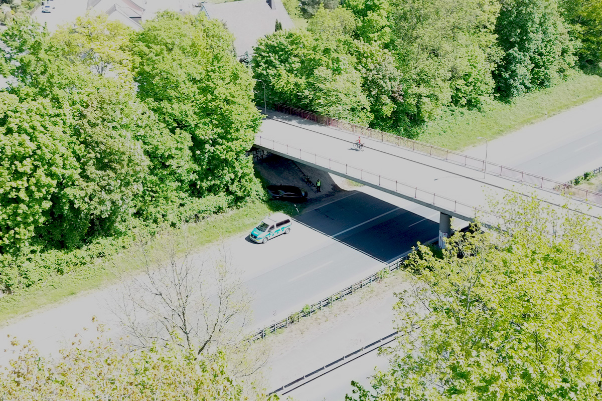 Jaguar kommt auf A42 von Fahrbahn ab