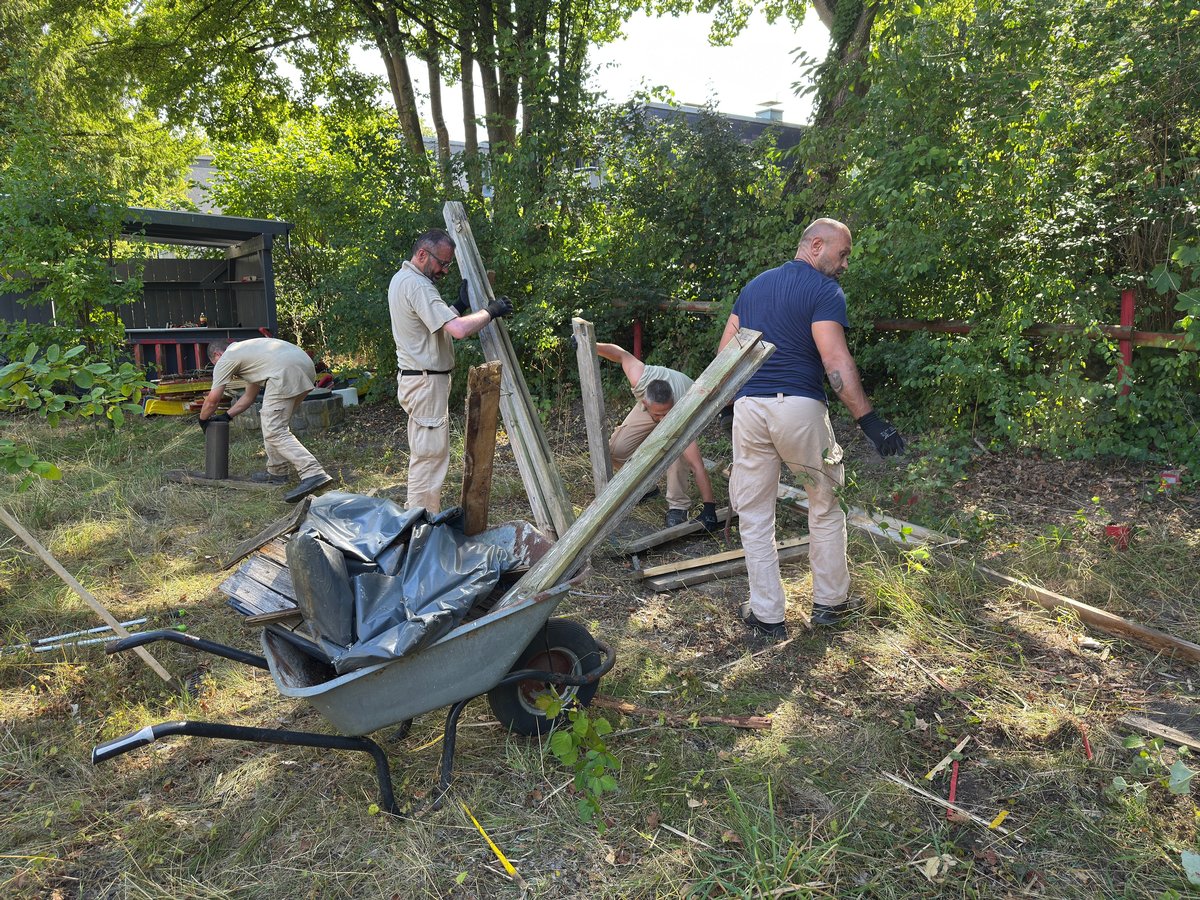 Insassen der JVA helfen beim Aufräumen des Stadtteilgartens
