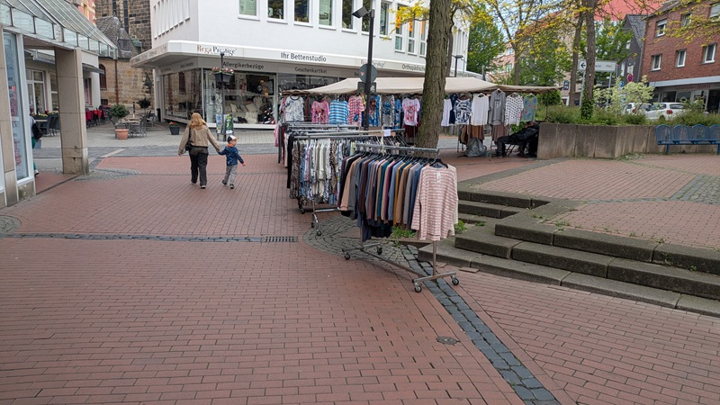 Händler an der Marktzufahrt an der Wittener Straße - Bild: CASNews