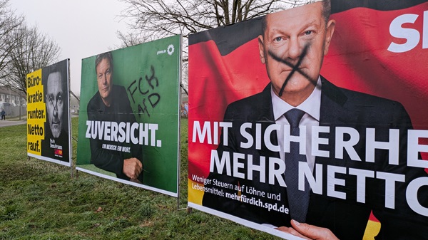 Mit 'FCK AfD' besprühtes Plakat