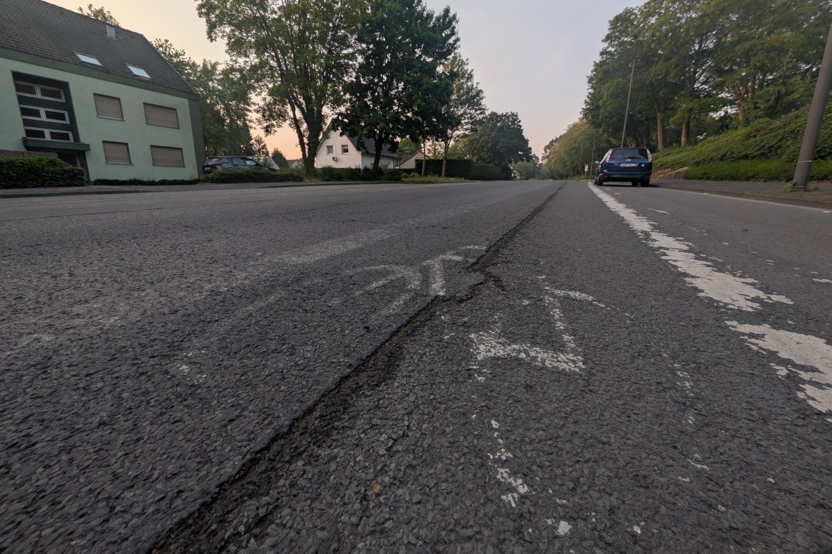 Verblasster Schutzstreifen auf der B235