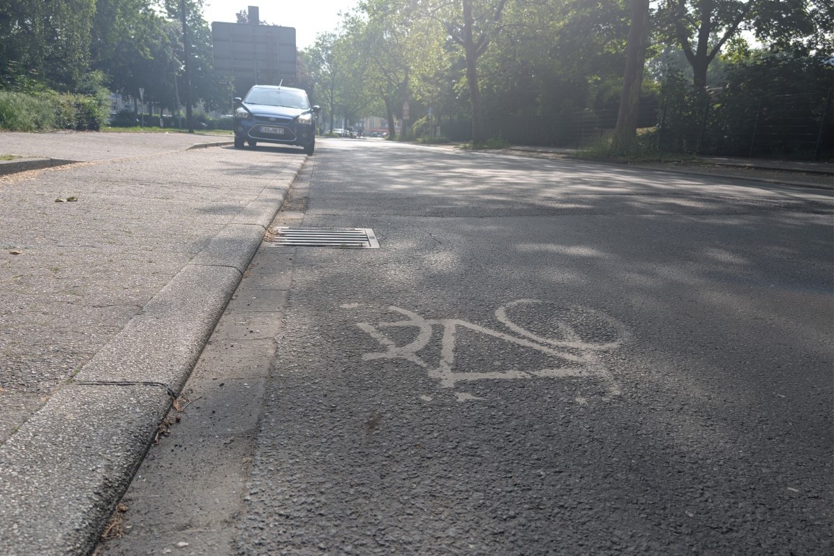 Verblasster Schutzstreifen auf der Recklinghauser Straße